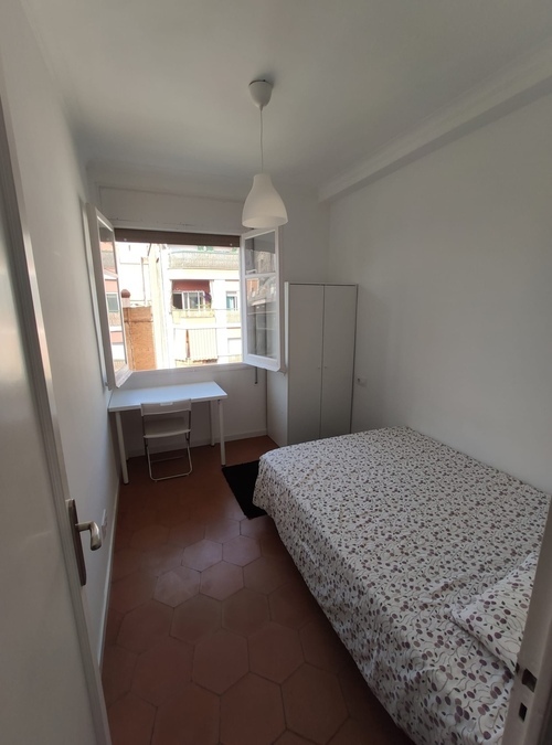 Room in a 5-person shared flat in Eixample · 2