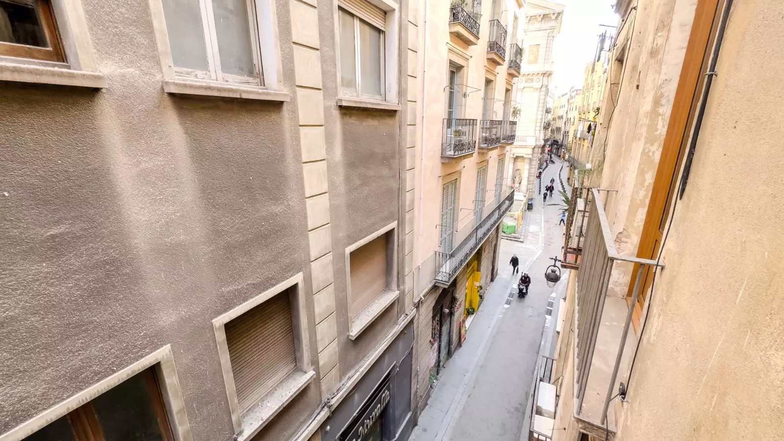 Habitación amueblada en piso compartido de 6 personas en Ciutat Vella · 2