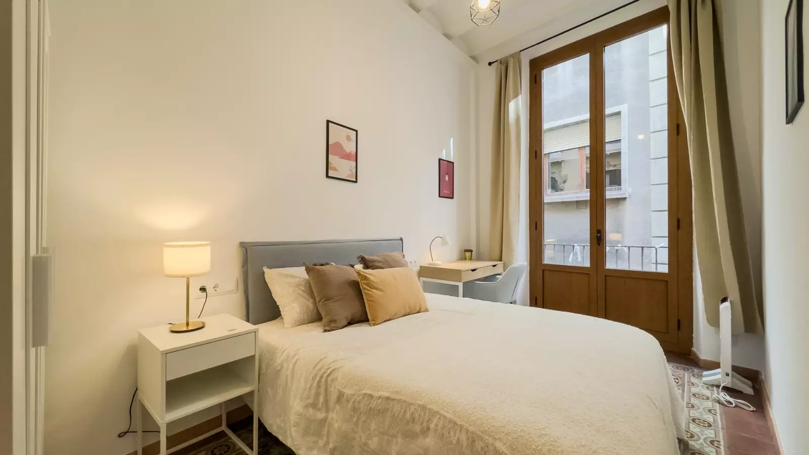 Habitación amueblada en piso compartido de 6 personas en Ciutat Vella · 3