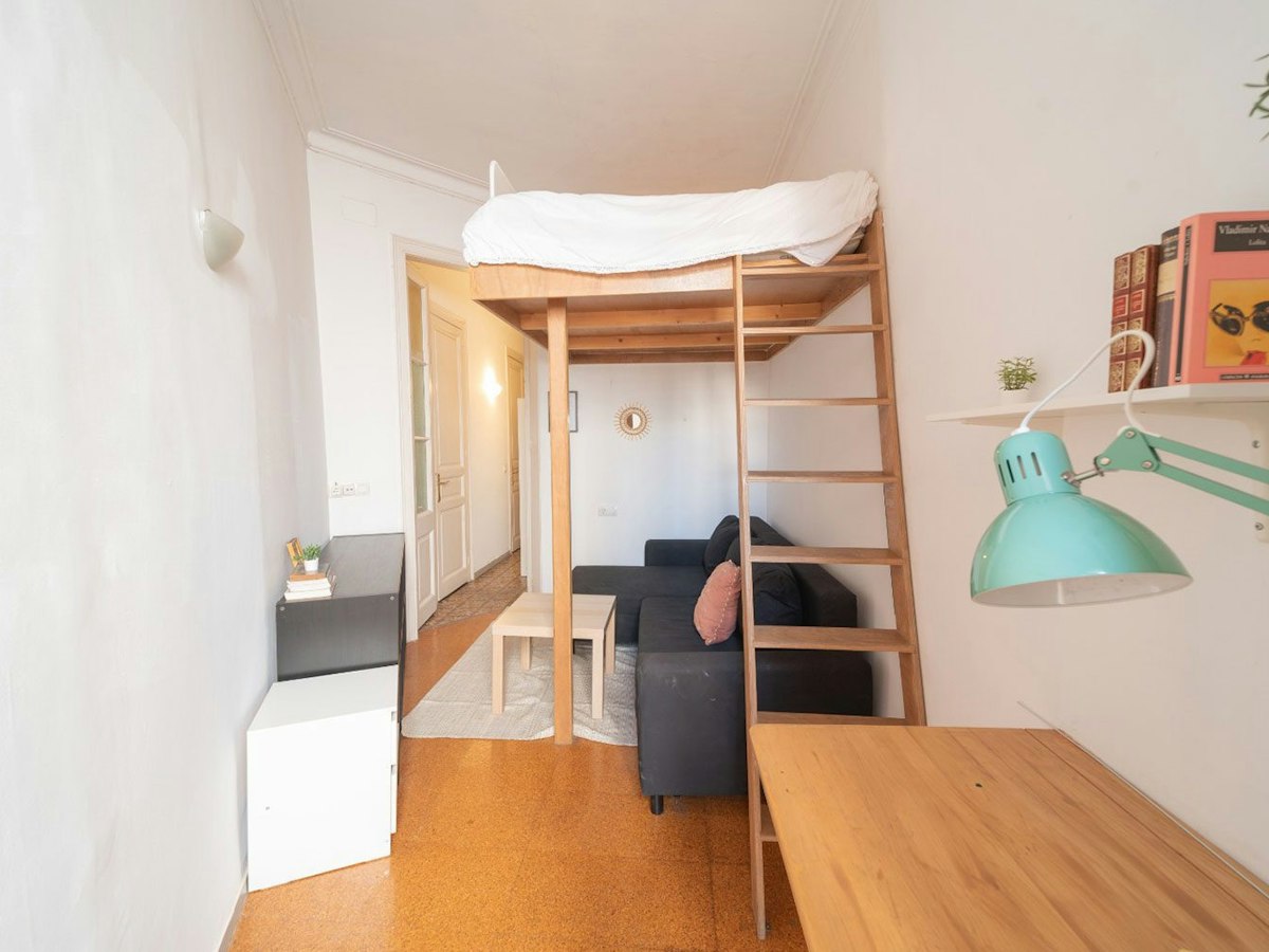 Furnished room in a 5-person shared flat in Eixample · 3