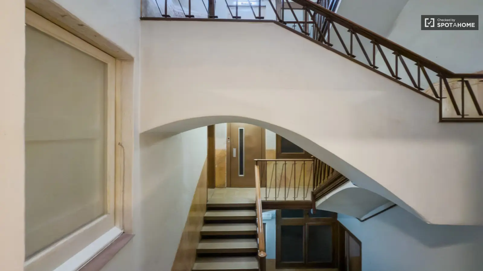 Furnished room in a shared flat in L'Hospitalet · 4