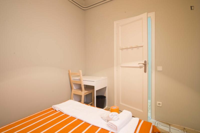 Habitación amueblada en piso compartido de 8 personas en Sarrià–Sant Gervasi · 4