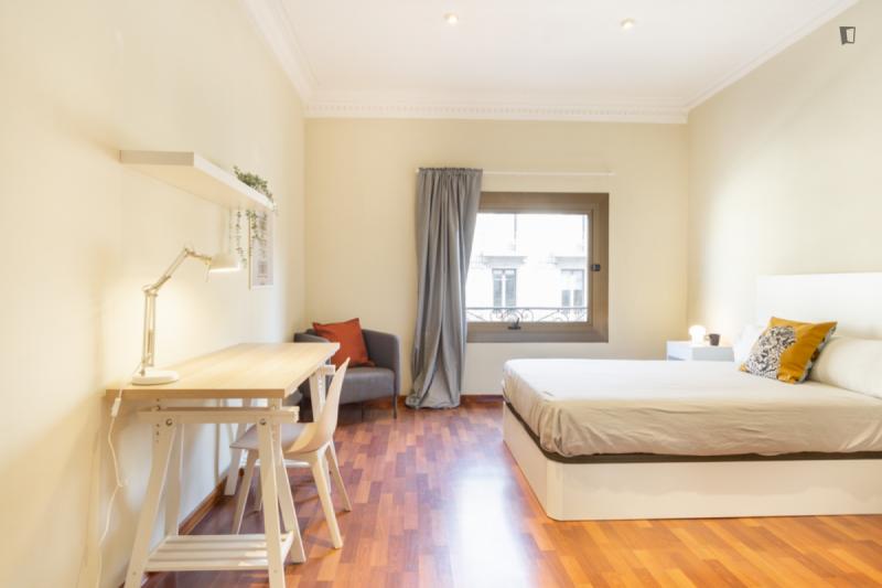 Habitación amueblada en piso compartido de 4 personas en Ciutat Vella · 3