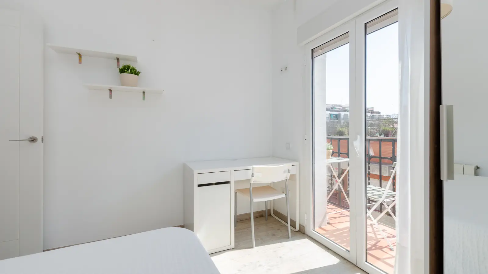 Furnished room in a shared flat in L'Hospitalet · 3