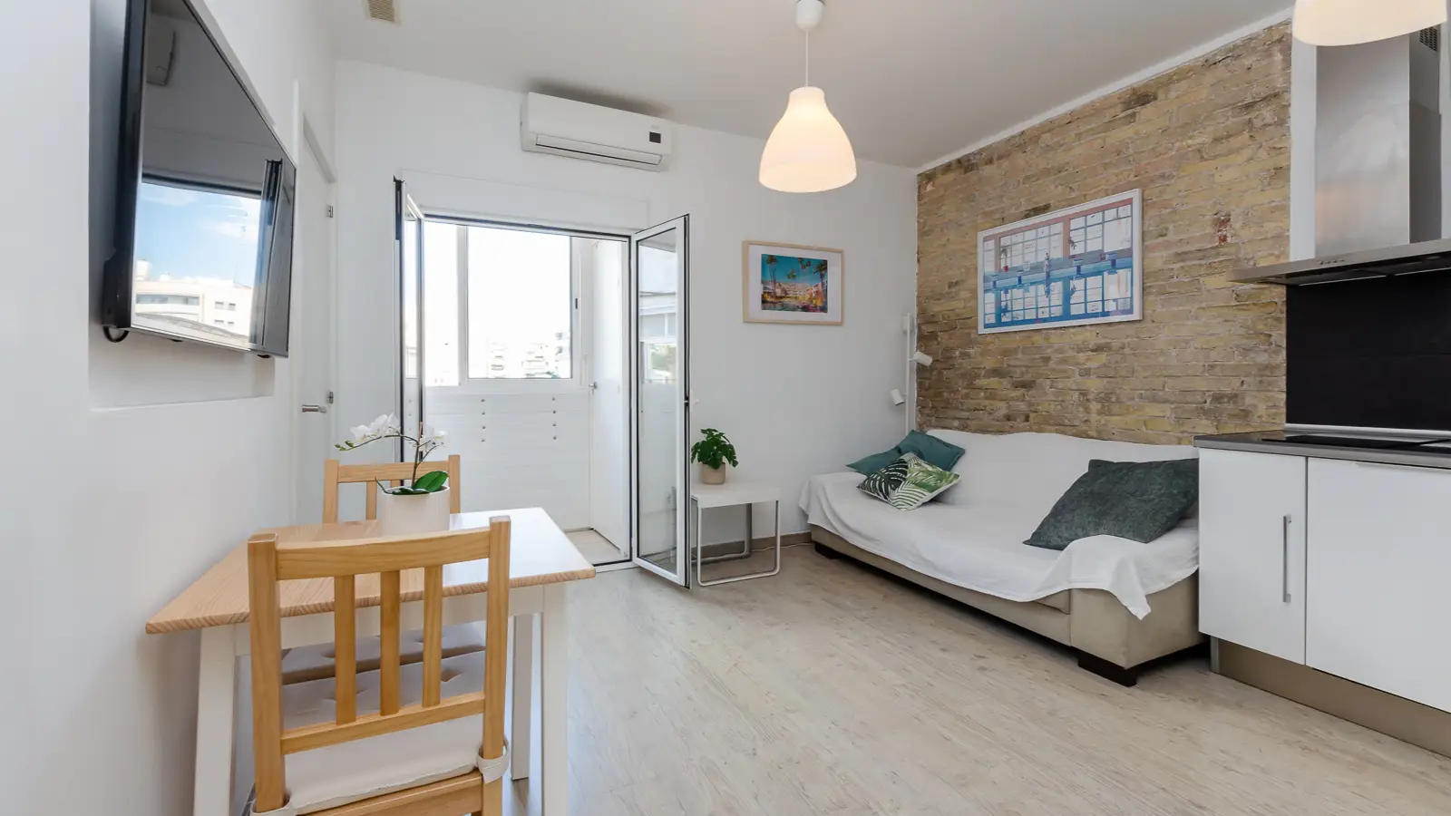 Furnished room in a shared flat in L'Hospitalet · 4