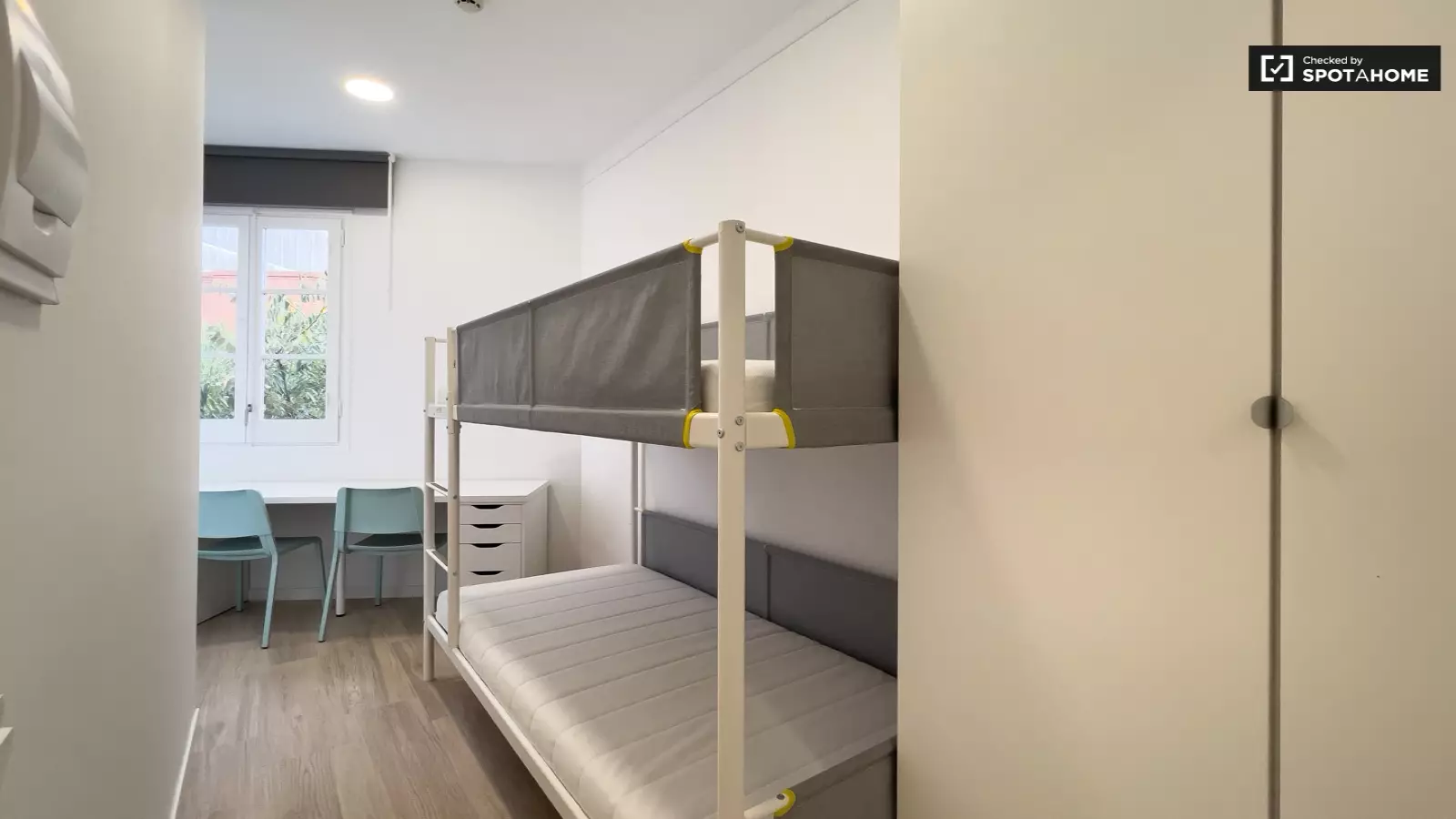 Furnished room in a shared flat in Sants-Montjuïc · 3
