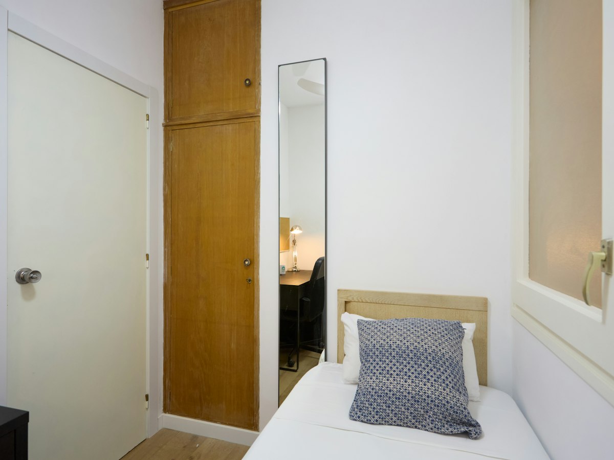 Habitación amueblada en piso compartido de 5 personas en Gràcia · 3