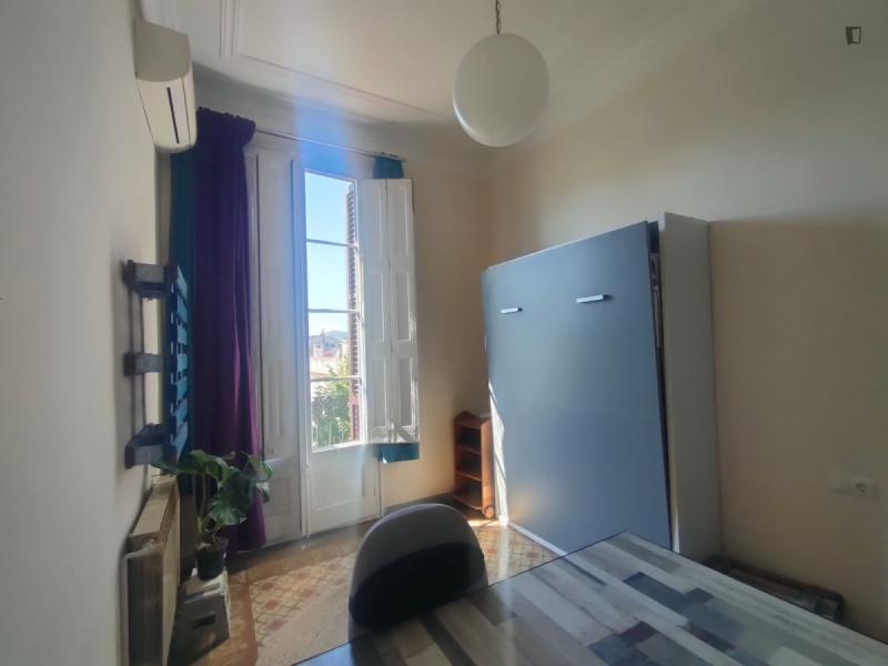 Furnished room in a 3-person shared flat in Sant Martí · 3