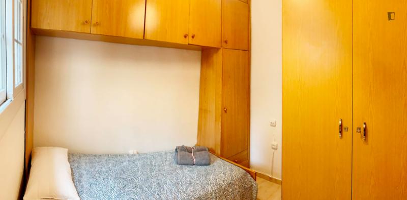 Habitación amueblada en piso compartido de 4 personas en Ciutat Vella · 2