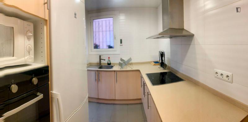 Habitación amueblada en piso compartido de 4 personas en Ciutat Vella · 3