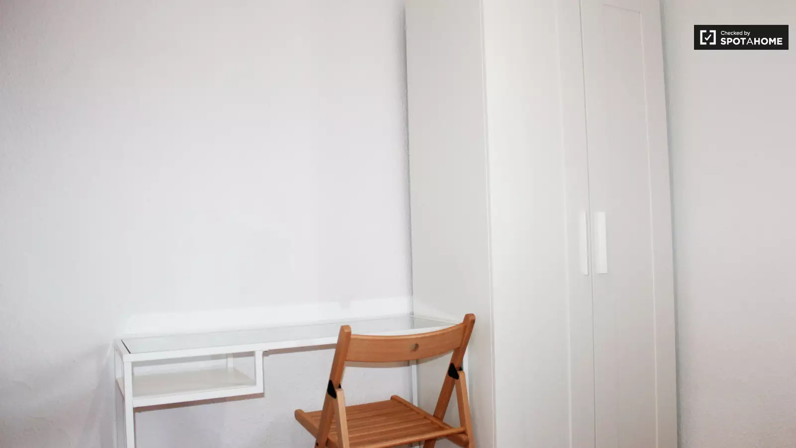 Habitación amueblada en piso compartido de 2 personas en Ciutat Vella · 2