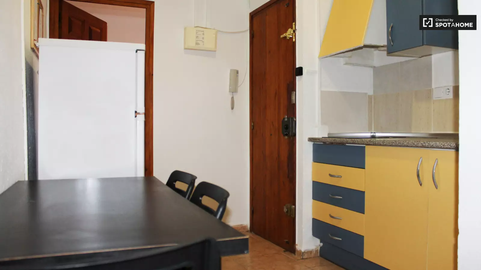 Habitación amueblada en piso compartido de 2 personas en Ciutat Vella · 3