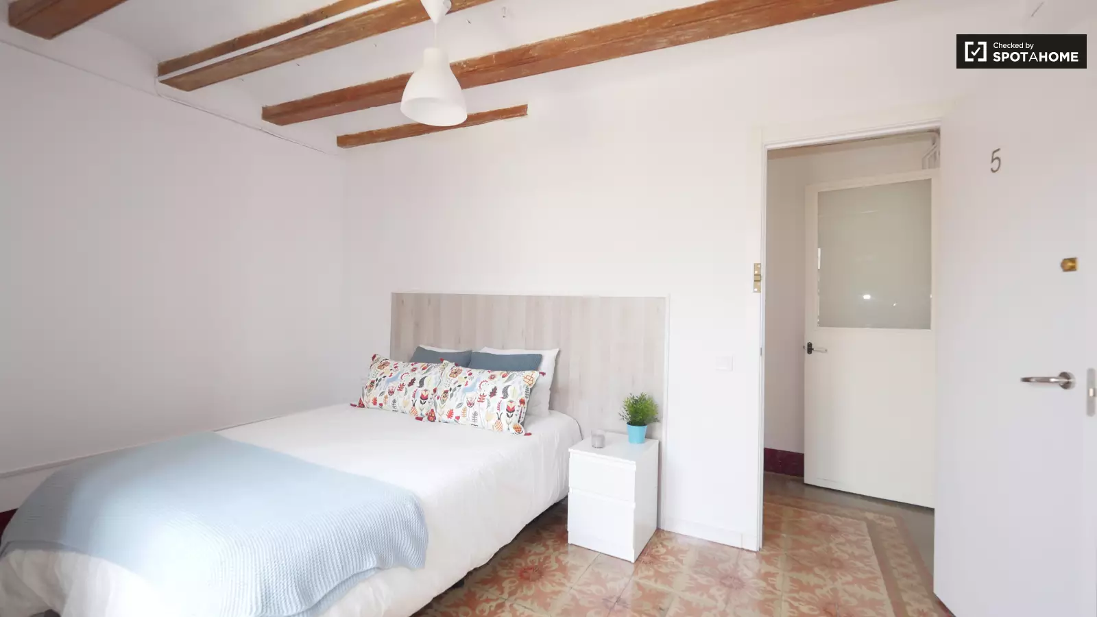Furnished room in a shared flat in Ciutat Vella · 3