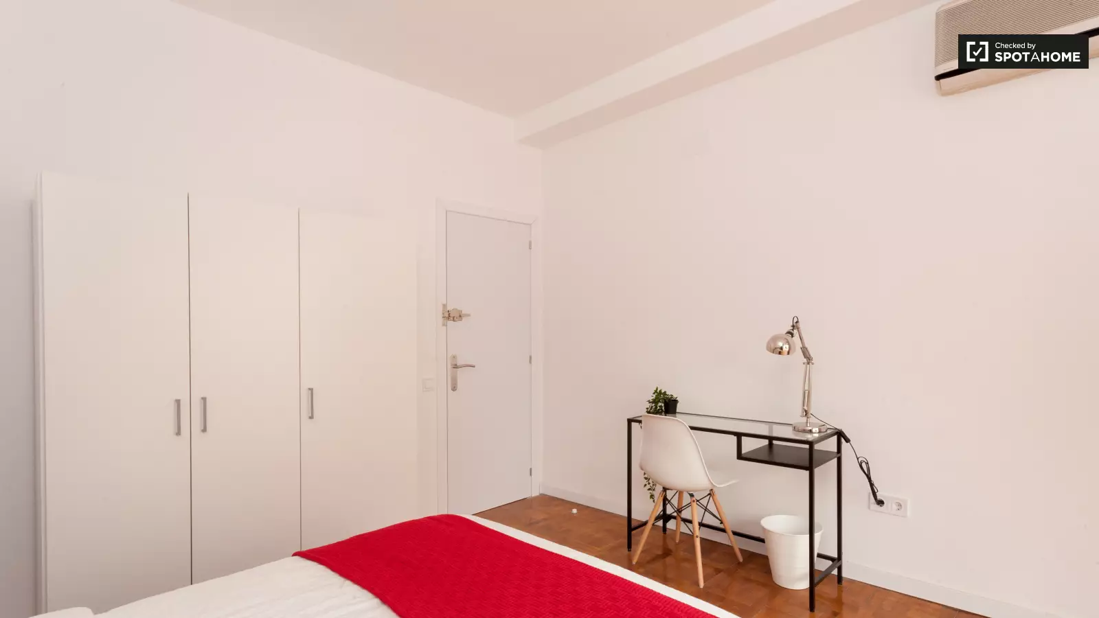 Habitación amueblada en piso compartido en Gràcia · 2