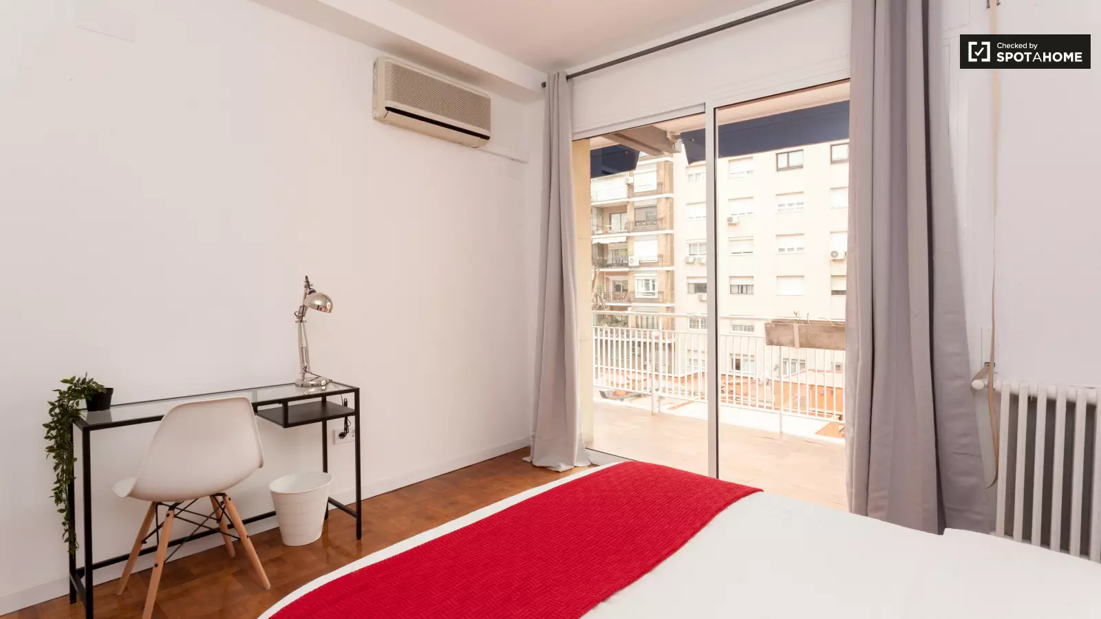Habitación amueblada en piso compartido en Gràcia · 3
