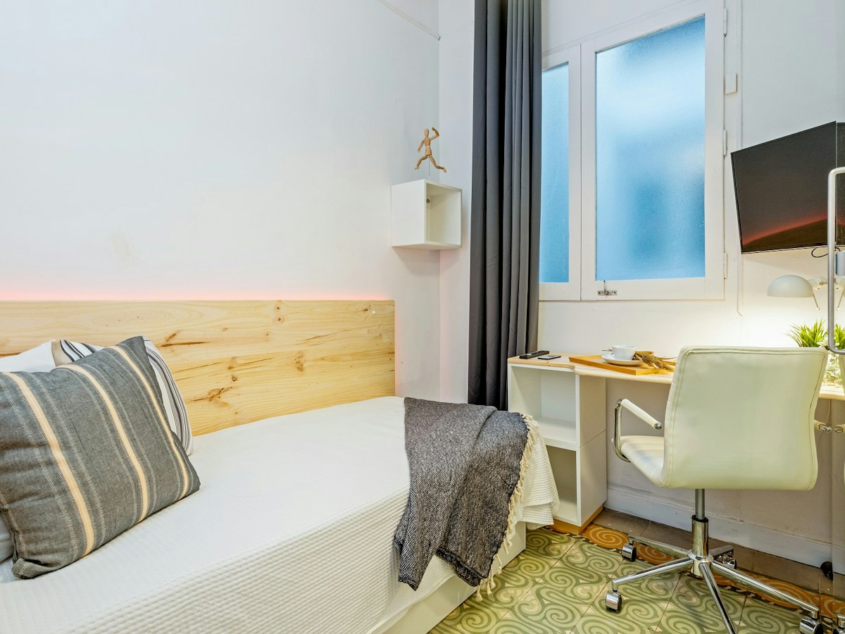 Habitación amueblada en piso compartido de 6 personas en Eixample · 2