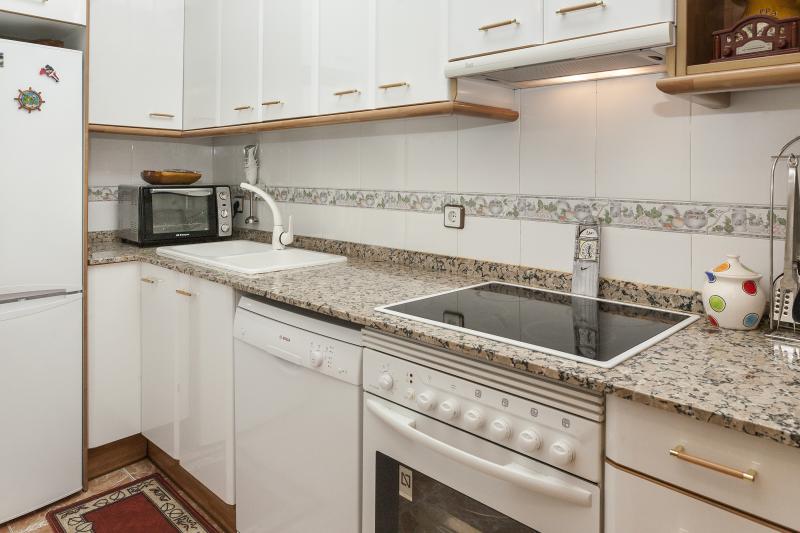 Furnished room in a 3-person shared flat in Sants-Montjuïc · 4