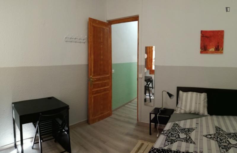 Furnished room in a 3-person shared flat in Ciutat Vella · 2