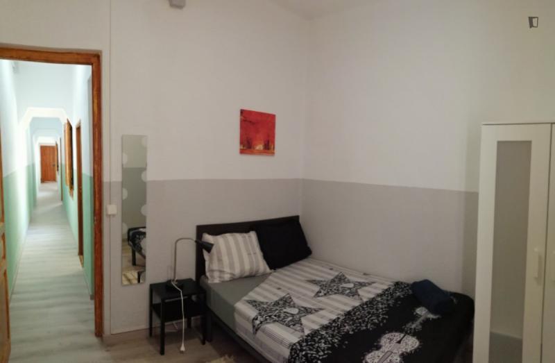 Furnished room in a 3-person shared flat in Ciutat Vella · 3