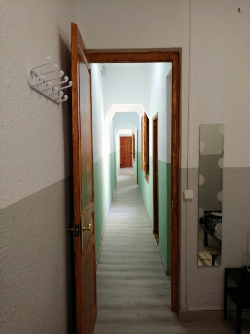 Furnished room in a 3-person shared flat in Ciutat Vella · 4