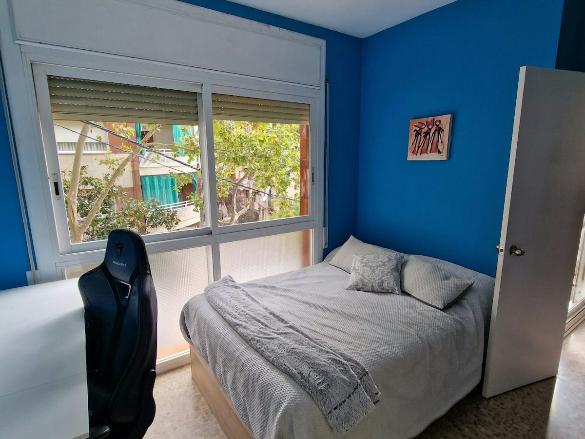 Furnished room in a 4-person shared flat in Eixample · 3