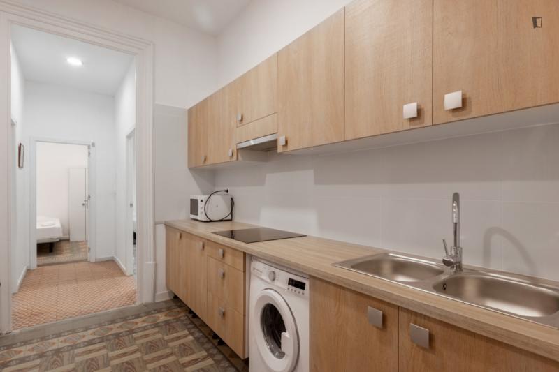 Habitación amueblada en piso compartido de 11 personas en Ciutat Vella · 3