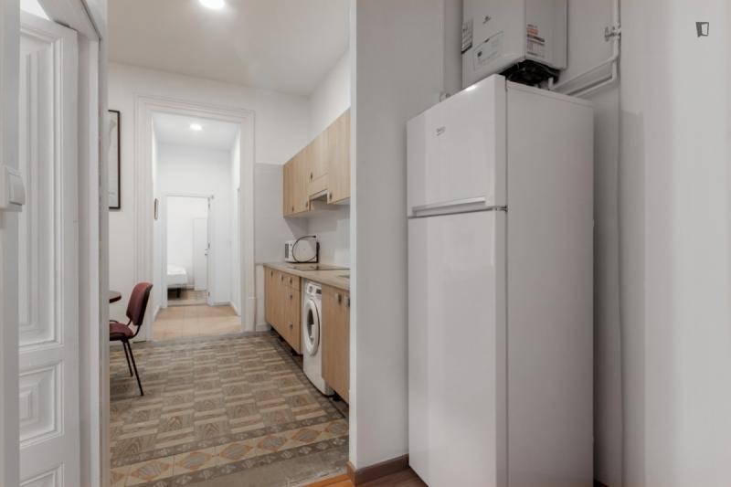 Habitación amueblada en piso compartido de 11 personas en Ciutat Vella · 4