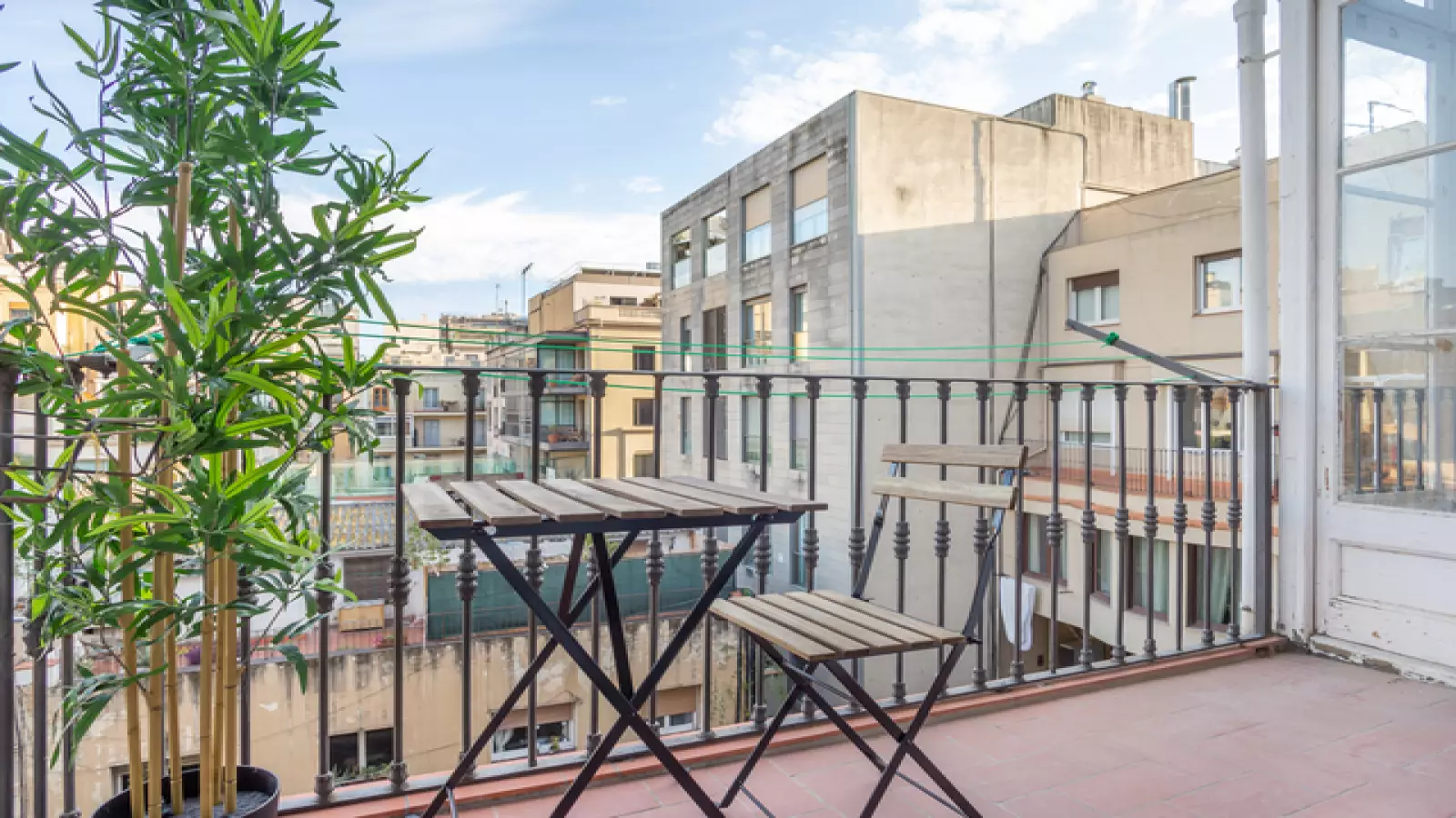 Furnished room in a 6-person shared flat in Eixample · 4