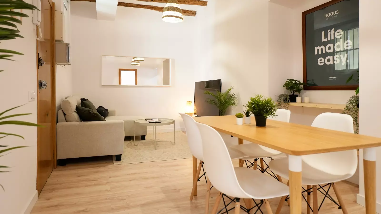 Habitación amueblada en piso compartido de 4 personas en Ciutat Vella · 3