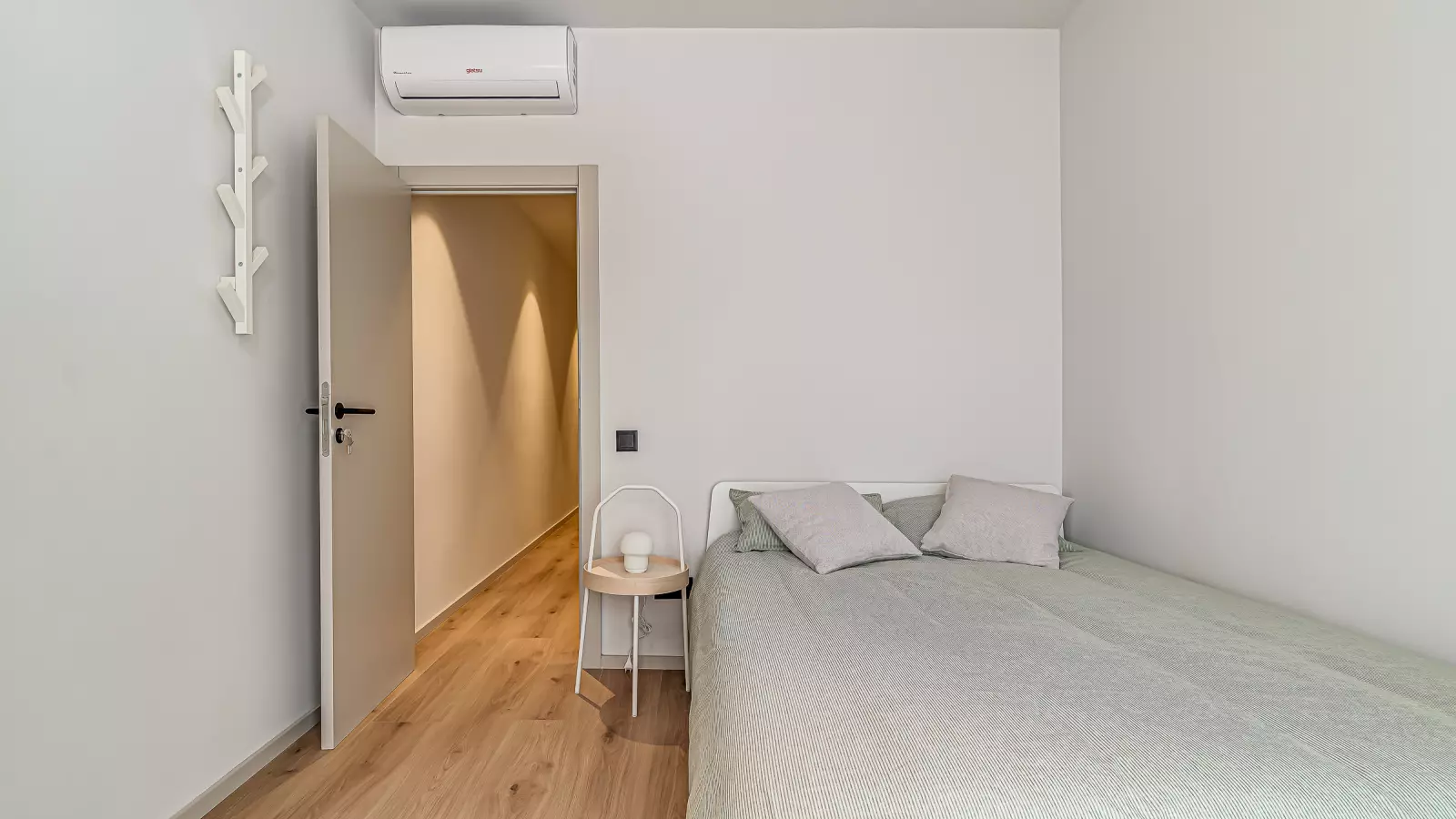 Furnished room in a 13-person shared flat in L'Hospitalet · 2