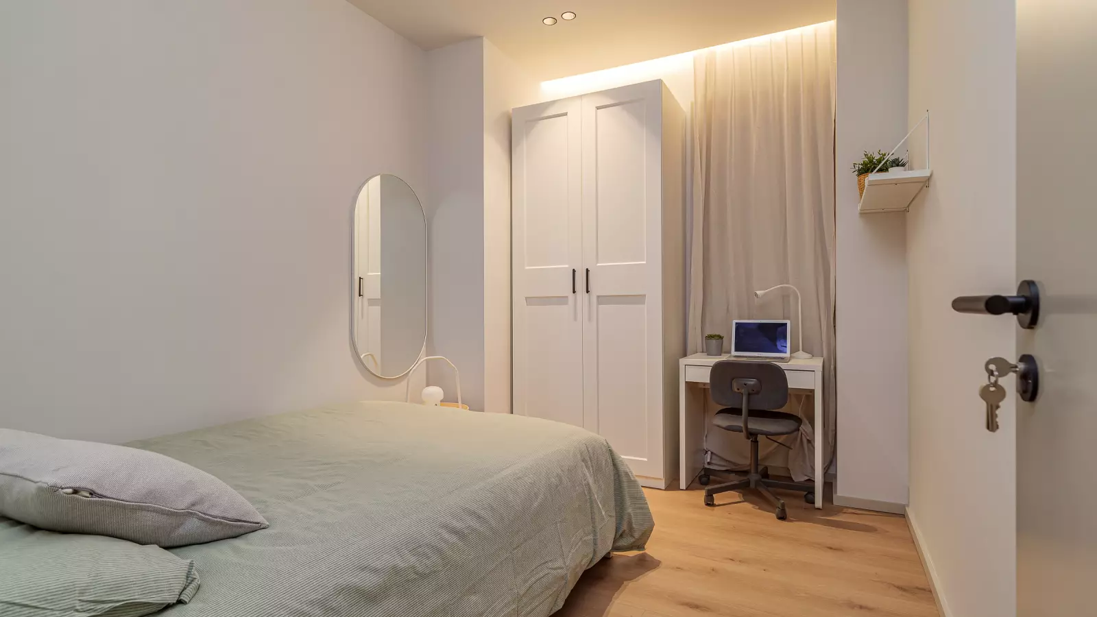 Furnished room in a 13-person shared flat in L'Hospitalet · 4