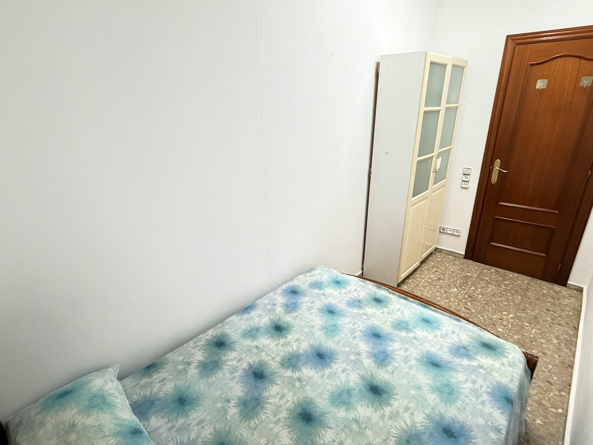 Habitación amueblada en piso compartido de 5 personas en Eixample · 2