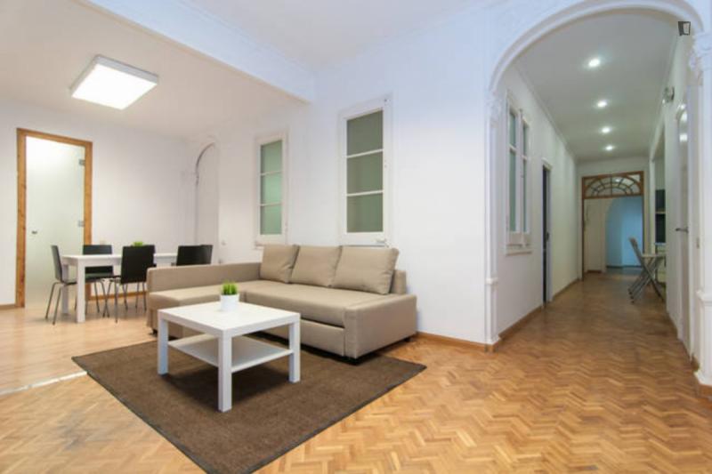 Habitación amueblada en piso compartido de 10 personas en Eixample · 4