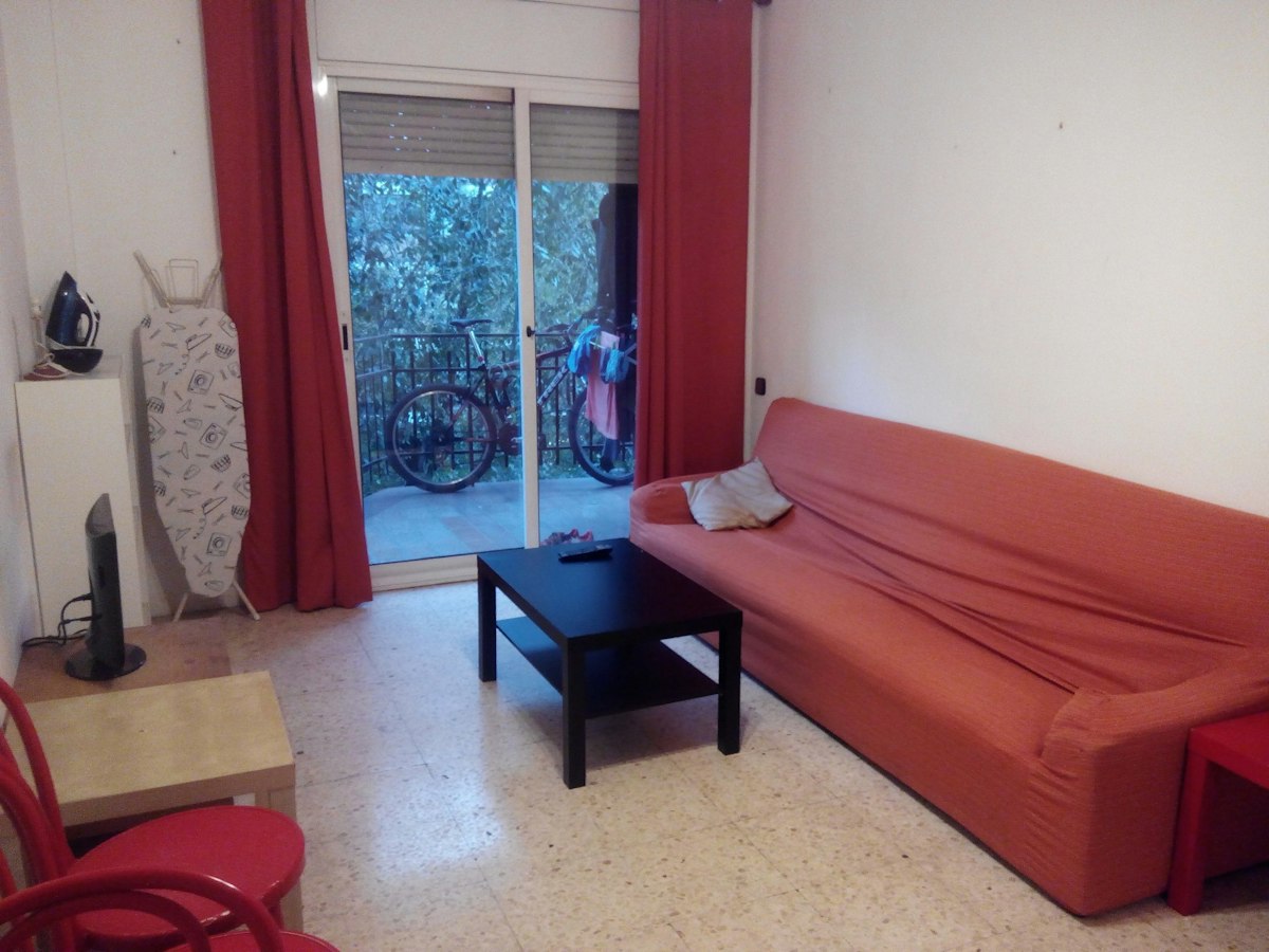 Furnished room in a 5-person shared flat in Sants-Montjuïc · 3