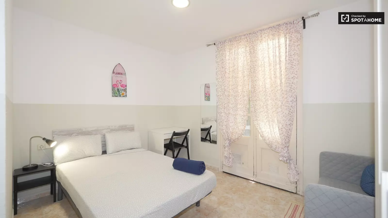 Furnished room in a 3-person shared flat in Ciutat Vella · 2