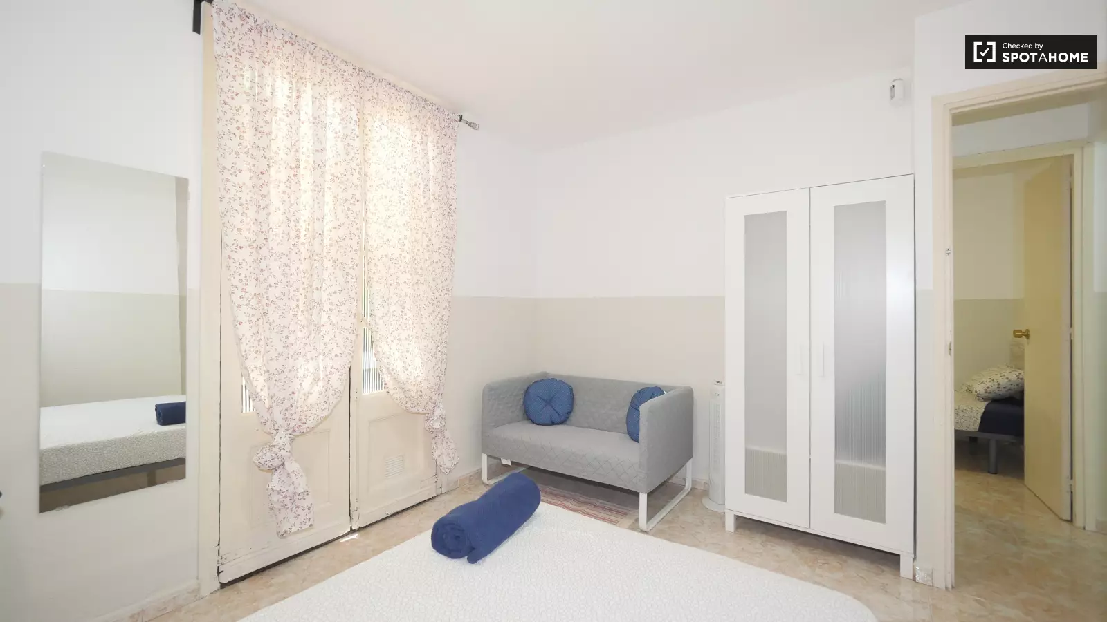 Furnished room in a 3-person shared flat in Ciutat Vella · 3