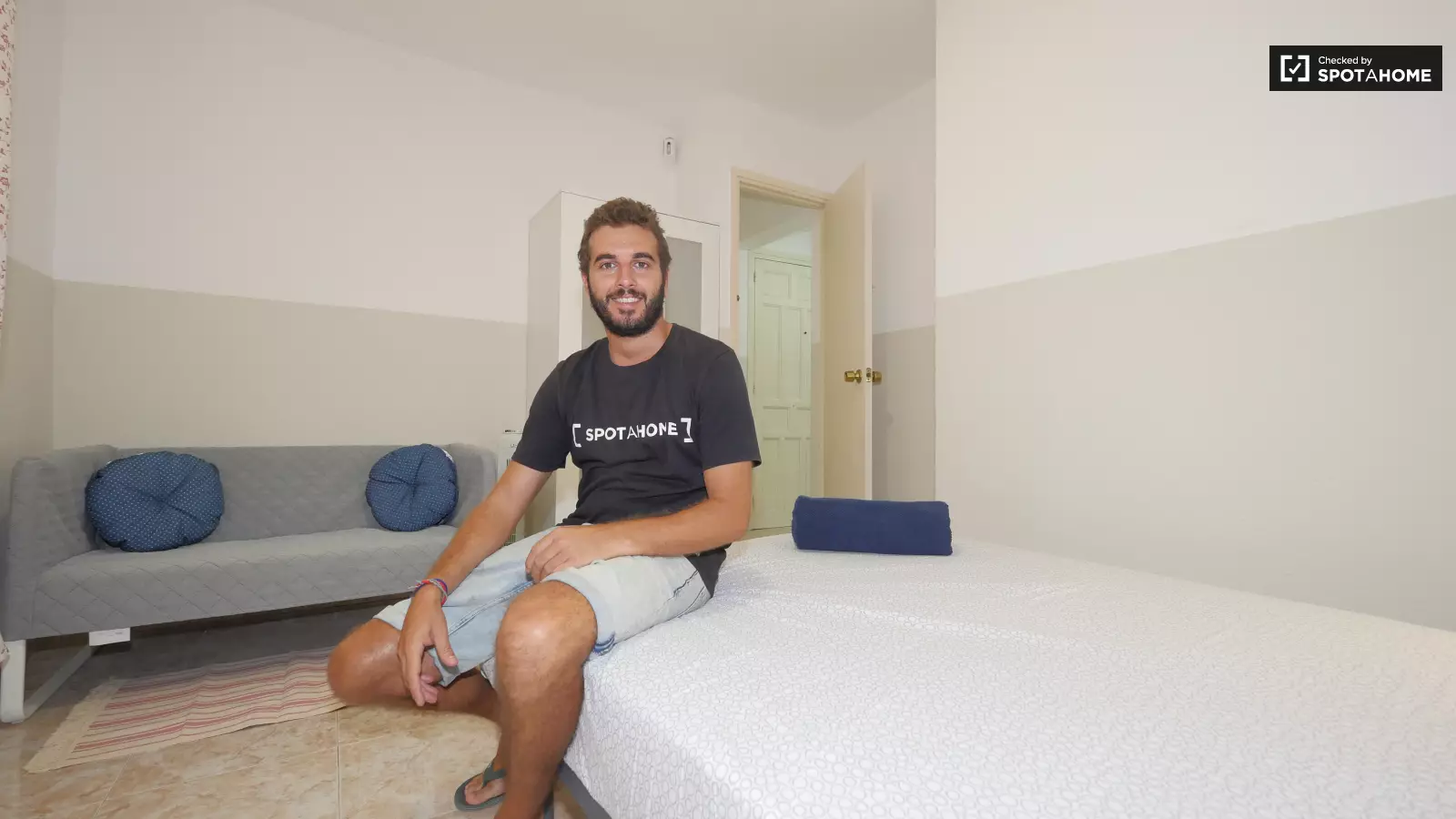 Furnished room in a 3-person shared flat in Ciutat Vella · 4