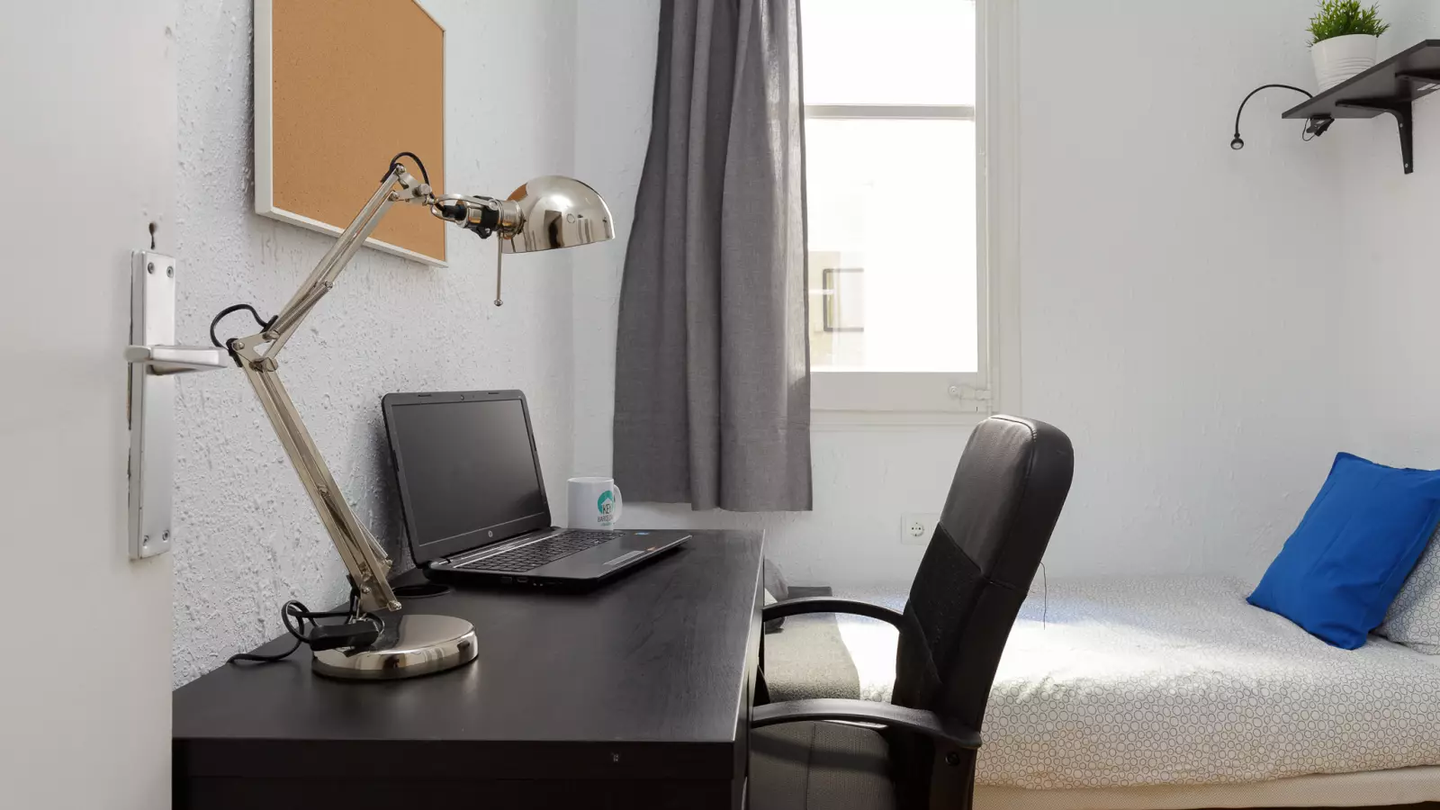 Furnished room in a shared flat in L'Hospitalet · 3