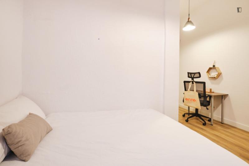 Furnished room in a 4-person shared flat in Ciutat Vella · 2