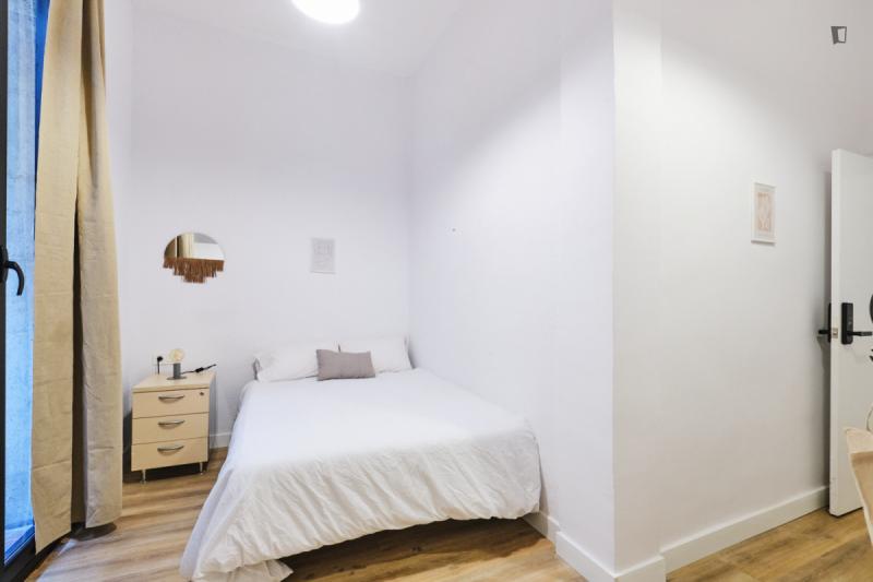Furnished room in a 4-person shared flat in Ciutat Vella · 3