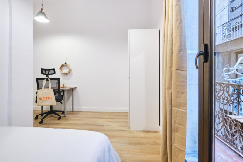 Furnished room in a 4-person shared flat in Ciutat Vella · 4