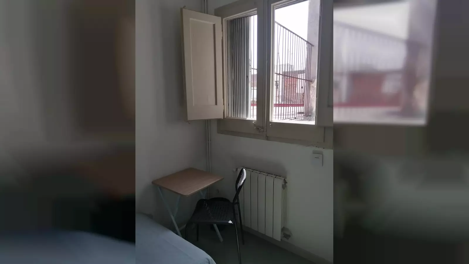Habitación amueblada en piso compartido de 9 personas en Eixample · 2