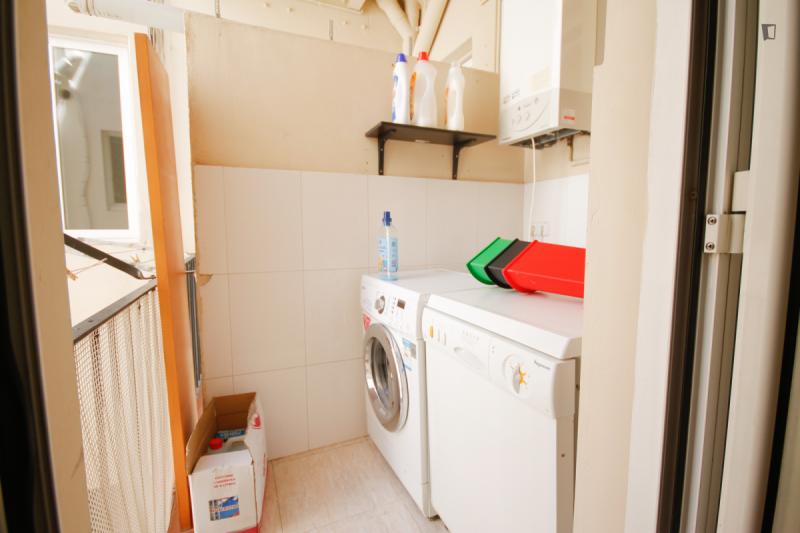 Furnished room in a 5-person shared flat in Eixample · 4