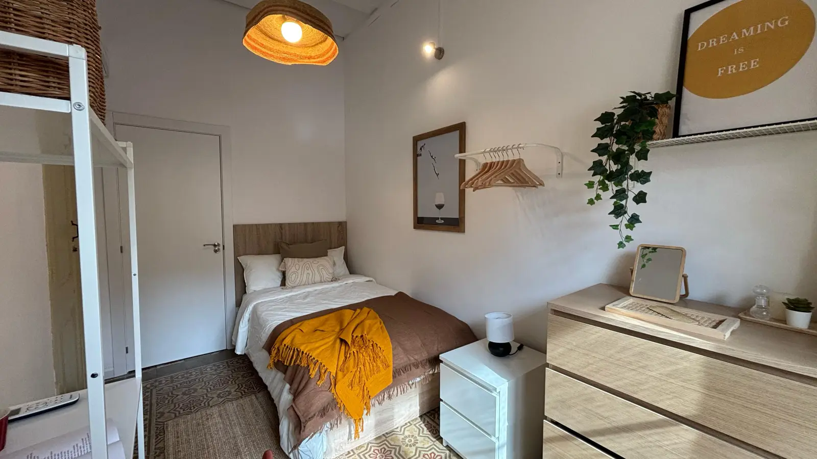 Furnished room in a shared flat in Ciutat Vella · 2