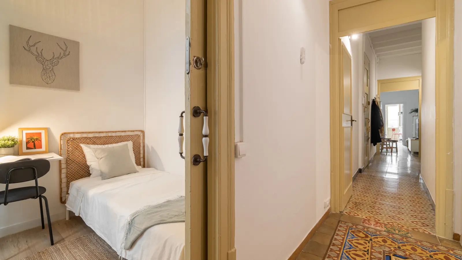 Furnished room in a shared flat in Ciutat Vella · 4