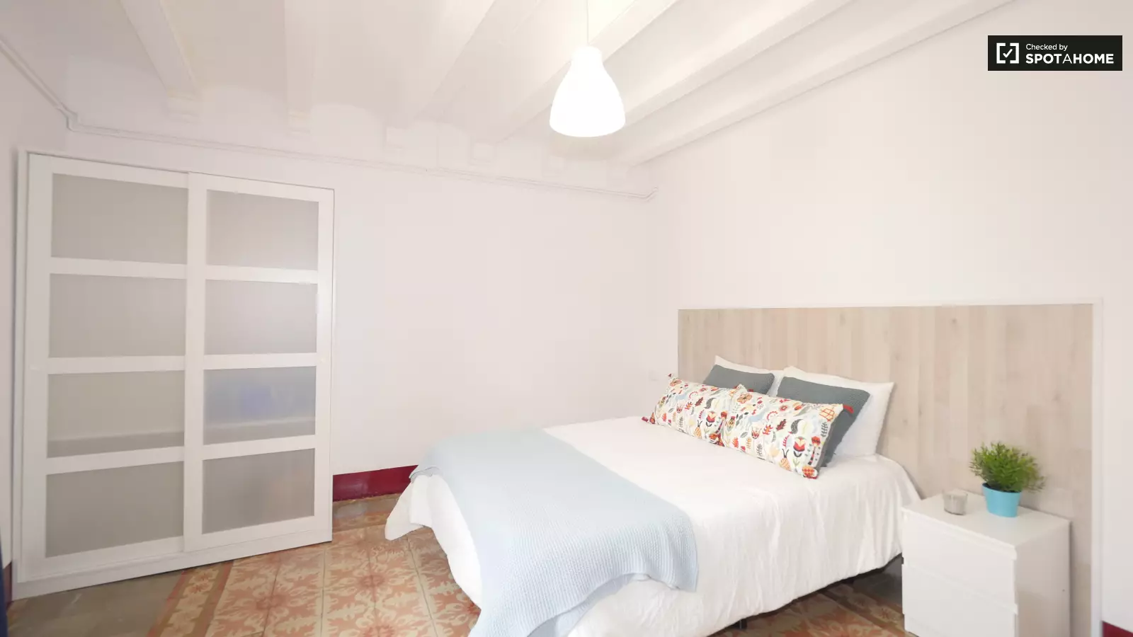 Furnished room in a shared flat in Ciutat Vella · 2