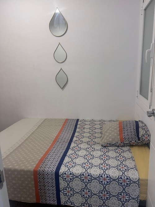 Room in a 3-person shared flat in Eixample · 4
