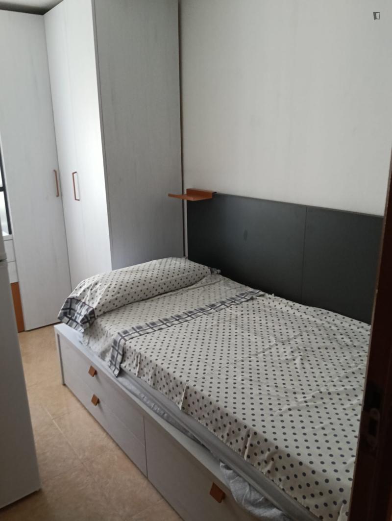 Furnished room in a 3-person shared flat in L'Hospitalet · 3