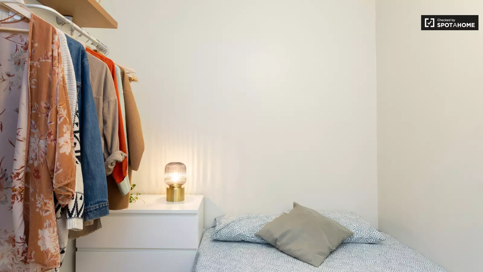 Habitación amueblada en piso compartido de 6 personas en Gràcia · 2