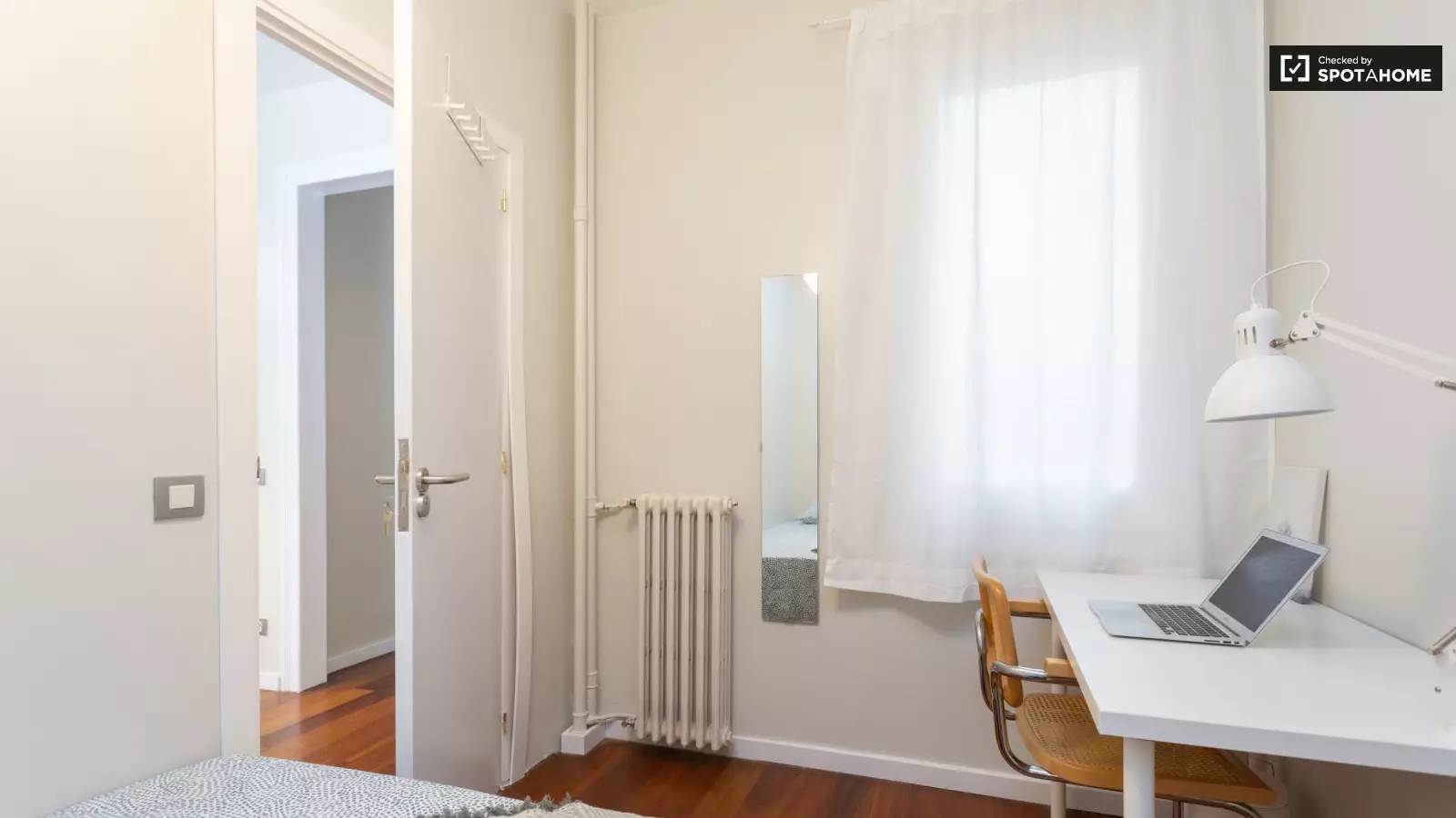 Habitación amueblada en piso compartido de 6 personas en Gràcia · 3